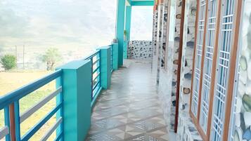 Family Room, Mountain View | Balcony