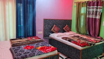 Family Room, Mountain View | Laptop workspace, rollaway beds, bed sheets