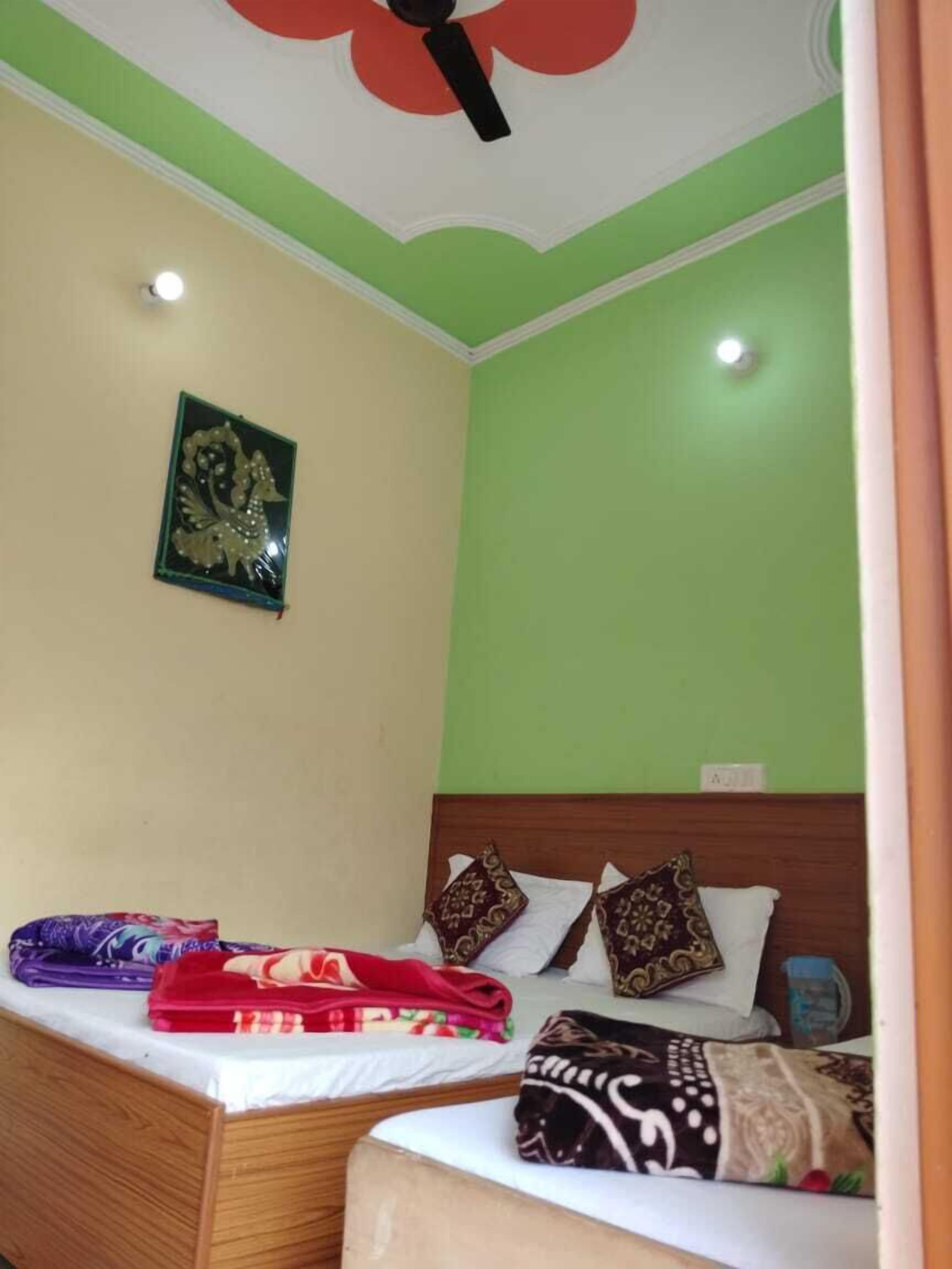 Habitación familiar, vista a la montaña | Espacio para trabajar con laptop, camas extra y ropa de cama 