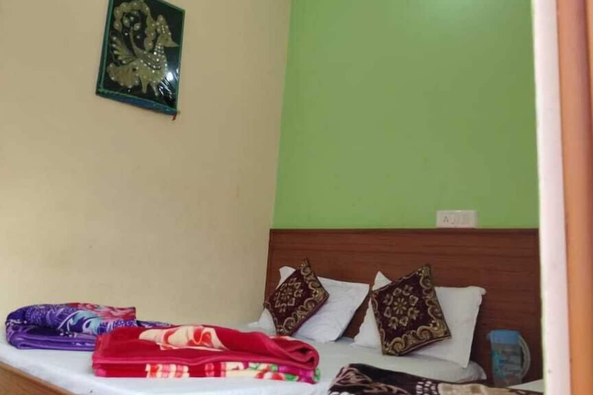 Family Room, Mountain View | Rollaway beds, bed sheets