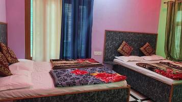 Family Room, Mountain View | Laptop workspace, rollaway beds, bed sheets