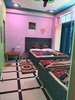 Family Room, Mountain View | Laptop workspace, rollaway beds, bed sheets