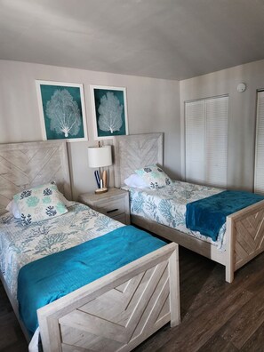 2 makuuhuonetta, työpöytä, silitysrauta/-lauta, ilmainen Wi-Fi