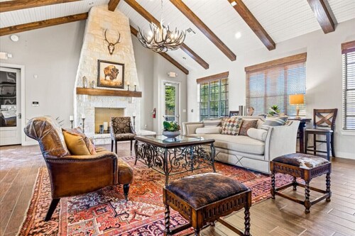 The Modern | 3BR2BA | Pool | Gym | Lounge