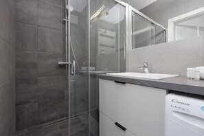 Dusche, Haartrockner, Handtücher, Shampoo