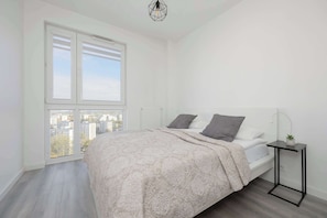 2 chambres, bureau, fer et planche à repasser, lit de bébé portatif