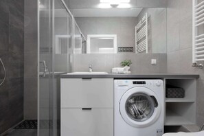 Douche, sèche-cheveux, serviettes fournies, shampoing