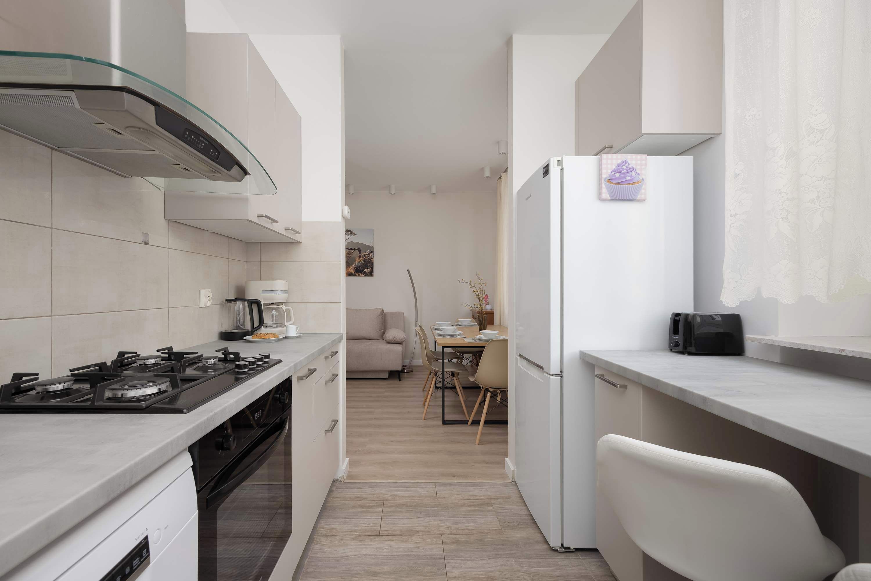 Réfrigérateur, micro-ondes, four, plaque de cuisson