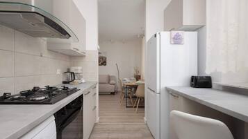 Refrigerador, microondas, horno, placa de cocina