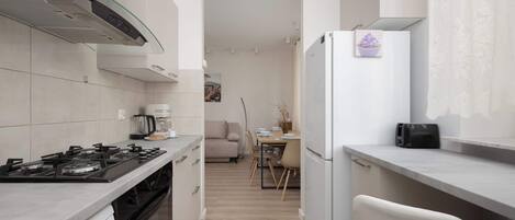 Réfrigérateur, micro-ondes, four, plaque de cuisson