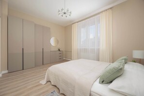 2 habitaciones, escritorio y tabla de planchar con plancha 