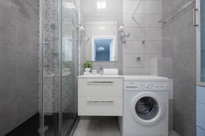 Een douche, een haardroger, handdoeken, shampoo
