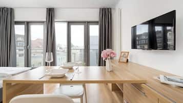 Een strijkplank/strijkijzer, reisbedje, wifi, beddengoed