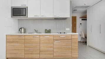 Réfrigérateur, micro-ondes, plaque de cuisson, lave-vaisselle