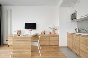 Frigorífico, microondas, placa de cocina y lavavajillas