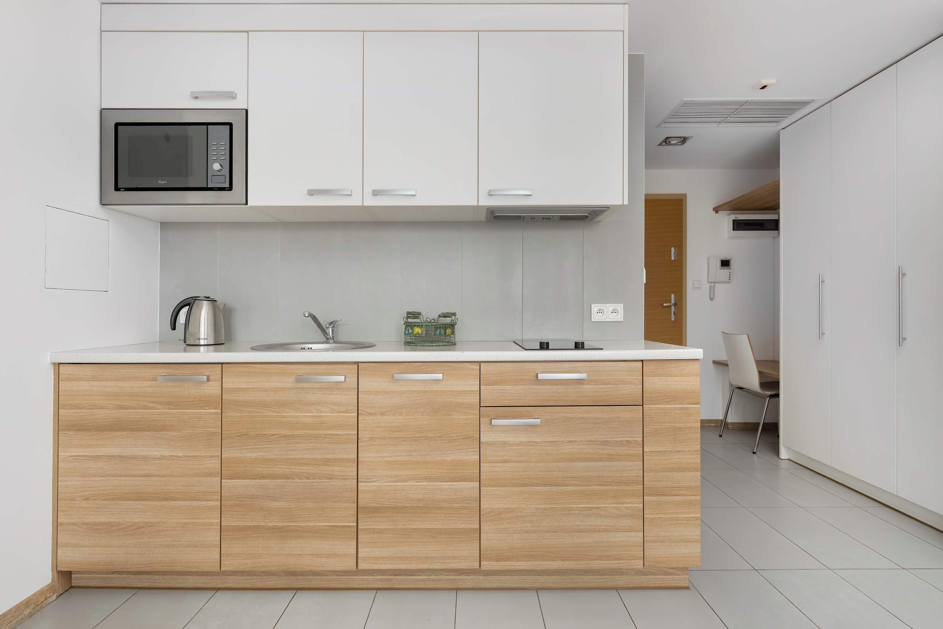 Geladeira, micro-ondas, cooktop, lava-louças