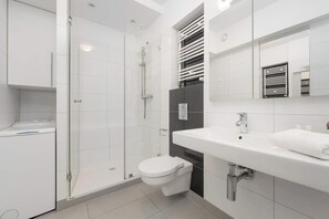 Douche, sèche-cheveux, serviettes fournies