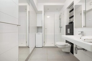 Ducha, secador de pelo y toallas