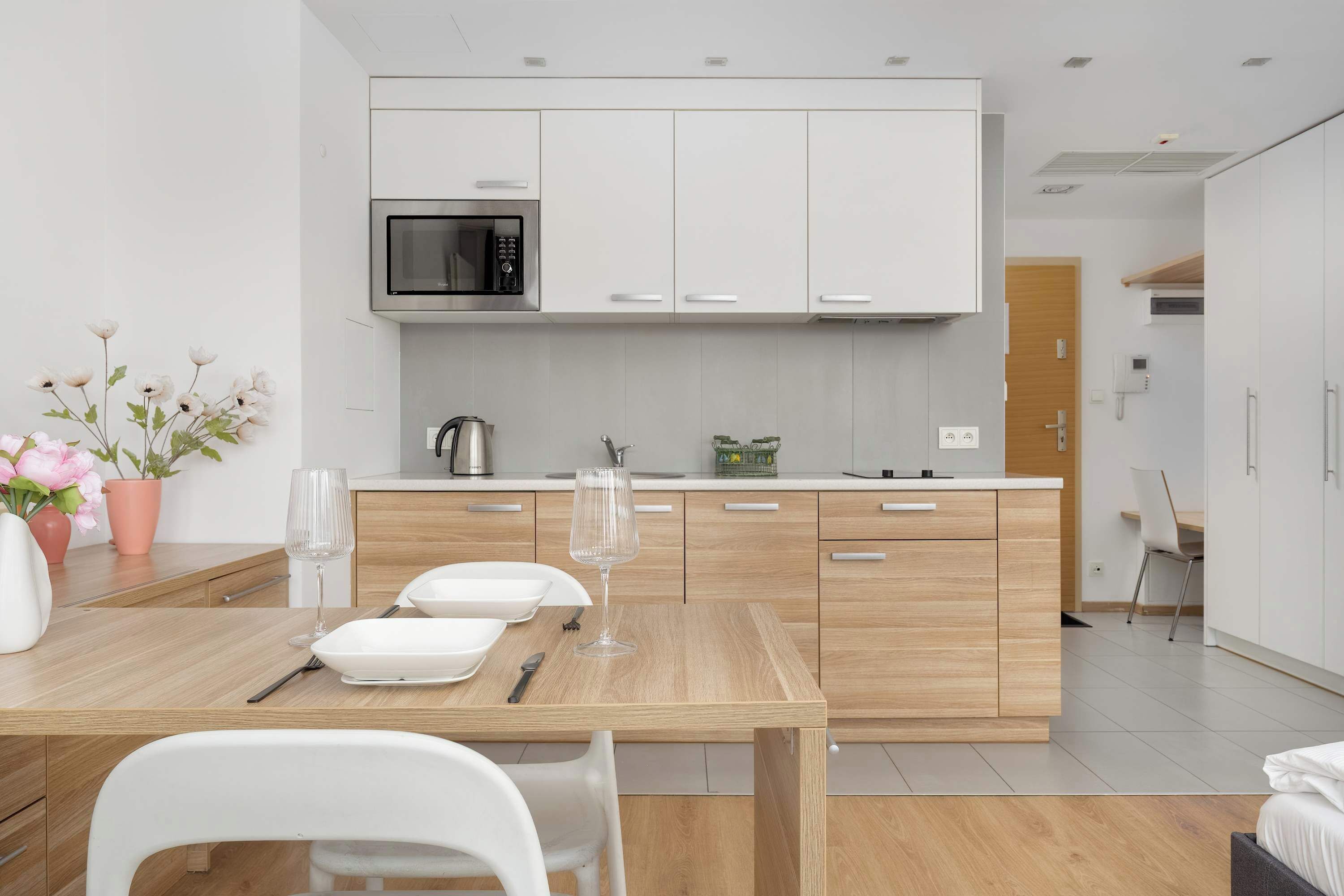 Geladeira, micro-ondas, cooktop, lava-louças