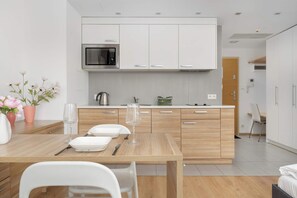 Frigorífic, microones, placa de cuina i rentaplats 