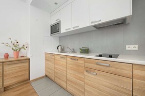 Réfrigérateur, micro-ondes, plaque de cuisson, lave-vaisselle