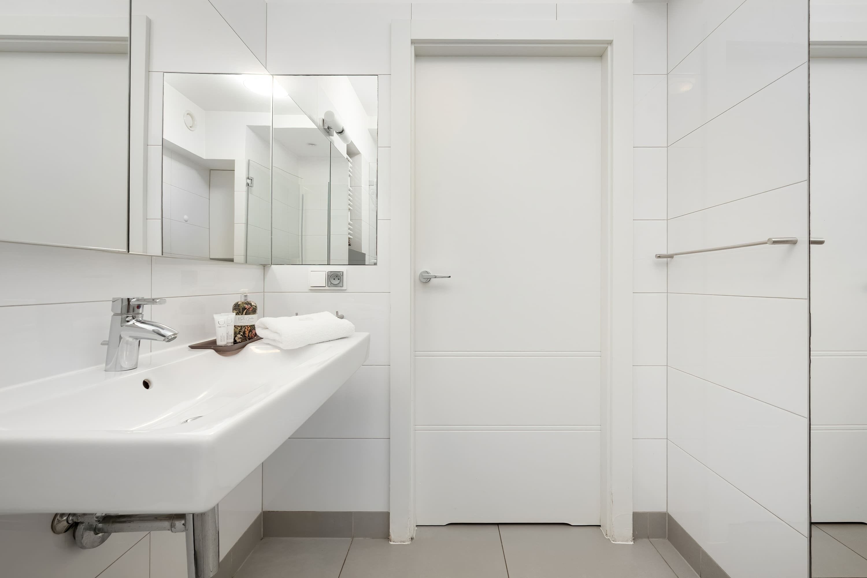 Shower, hair dryer, towels, shampoo