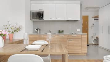 Een koelkast, een magnetron, een kookplaat, een vaatwasser