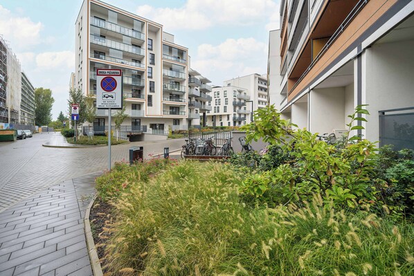 المنطقة المحيطة بالمنشأة