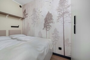 1 chambre, bureau, fer et planche à repasser, lit parapluie