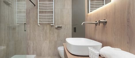 Shower, hair dryer, towels, shampoo