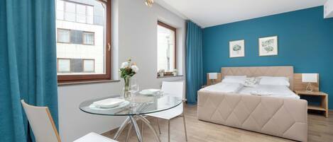 Bureau, fer et planche à repasser, lit de bébé portatif, Wi-Fi