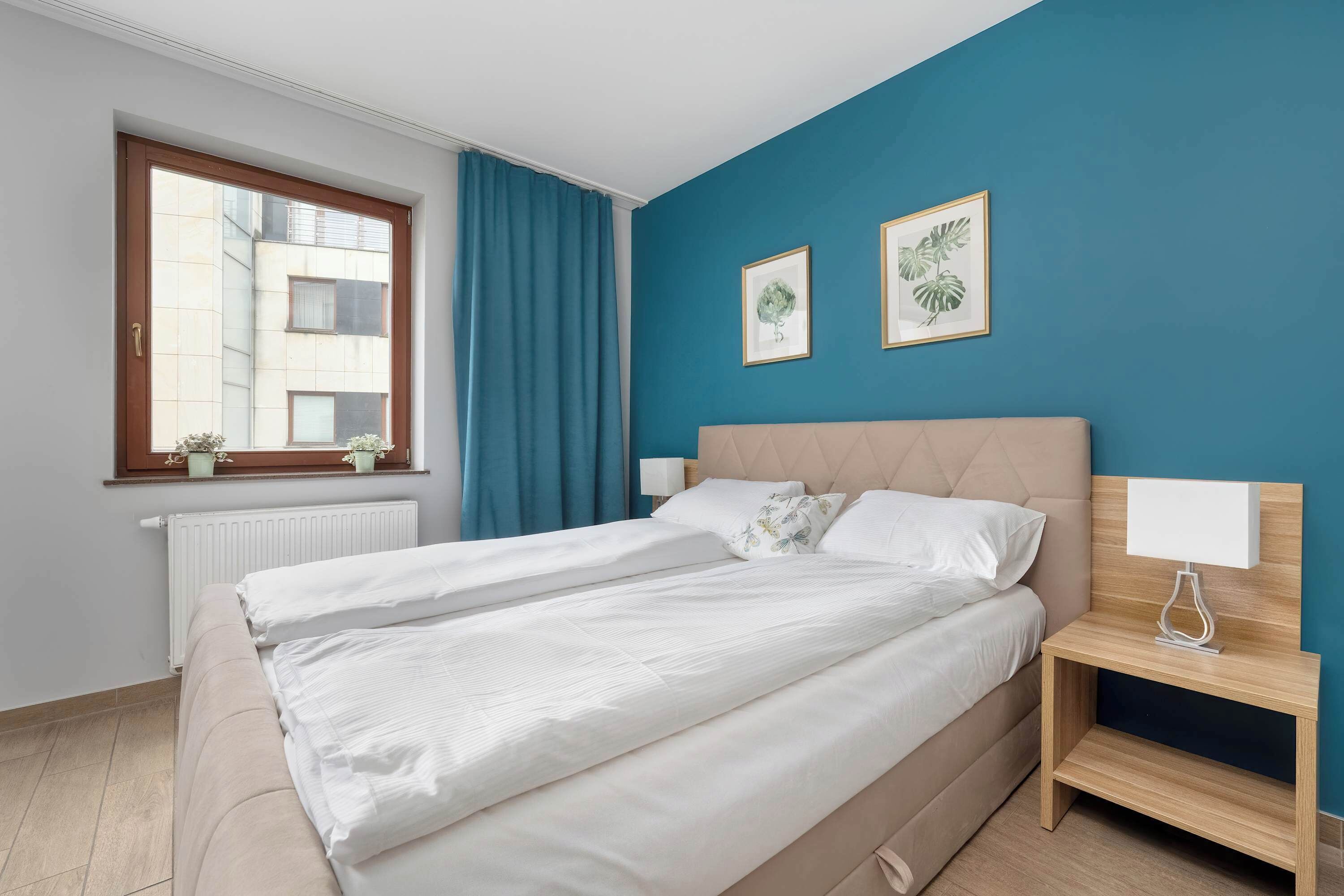 Skrivebord, strykejern/-brett, reiseseng for barn og wi-fi