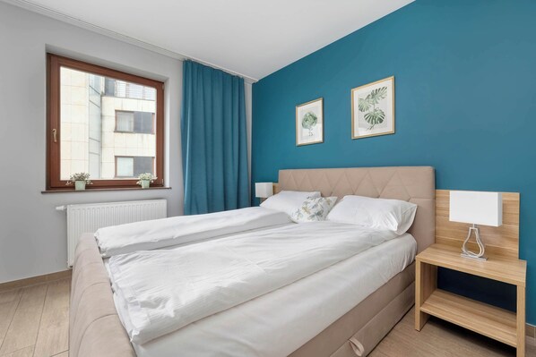 Bureau, fer et planche à repasser, lit de bébé portatif, Wi-Fi