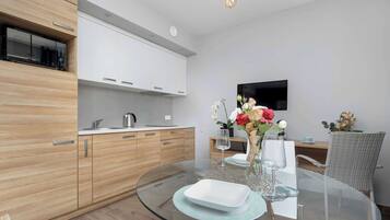 Kühlschrank, Mikrowelle, Herdplatte, Geschirrspüler