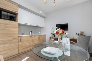 Fridge, microwave, stovetop, dishwasher