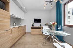 Réfrigérateur, four à micro-ondes, surface de cuisson, lave-vaisselle