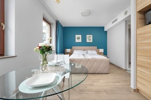 Bureau, fer et planche à repasser, lit parapluie, Wi-Fi