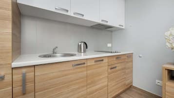 Kühlschrank, Mikrowelle, Herdplatte, Geschirrspüler