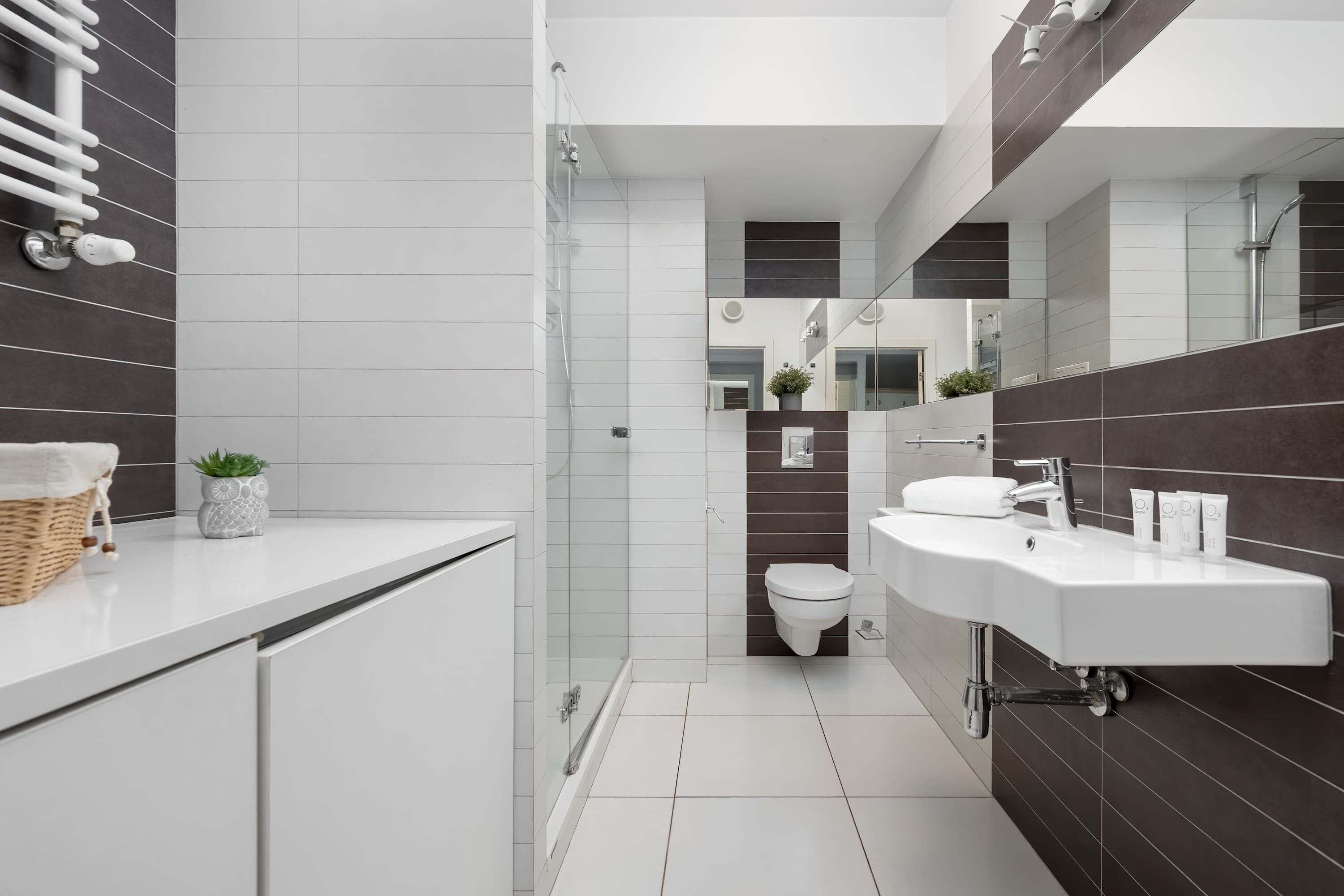 Shower, hair dryer, towels, shampoo