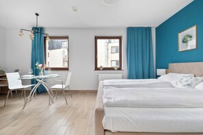 Schreibtisch, Bügeleisen/Bügelbrett, Reisekinderbett, WLAN