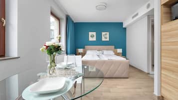 Schreibtisch, Bügeleisen/Bügelbrett, Reisekinderbett, WLAN