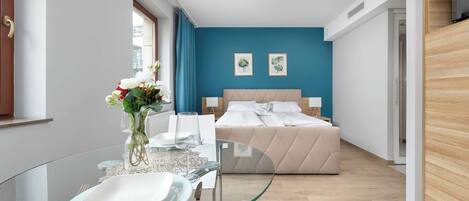 Bureau, fer et planche à repasser, lit de bébé portatif, Wi-Fi