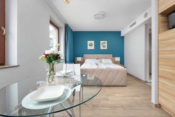 Desk, iron/ironing board, travel cot, WiFi