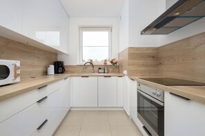 Jääkaappi, mikroaaltouuni, uuni, liesi