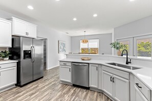 Kjøleskap, mikrobølgeovn, ovn og kokeplater