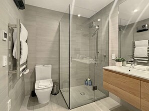 Shower, hair dryer, towels, shampoo - Brand New Queenstown Escape, Luxury 3Bed Home! (Queenstown)