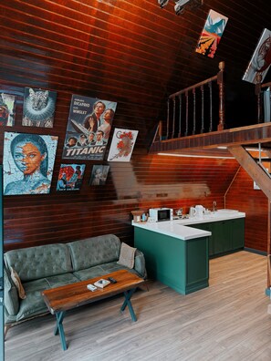 Deluxe Bungalow, Balcony, Mountain View | In-room dining