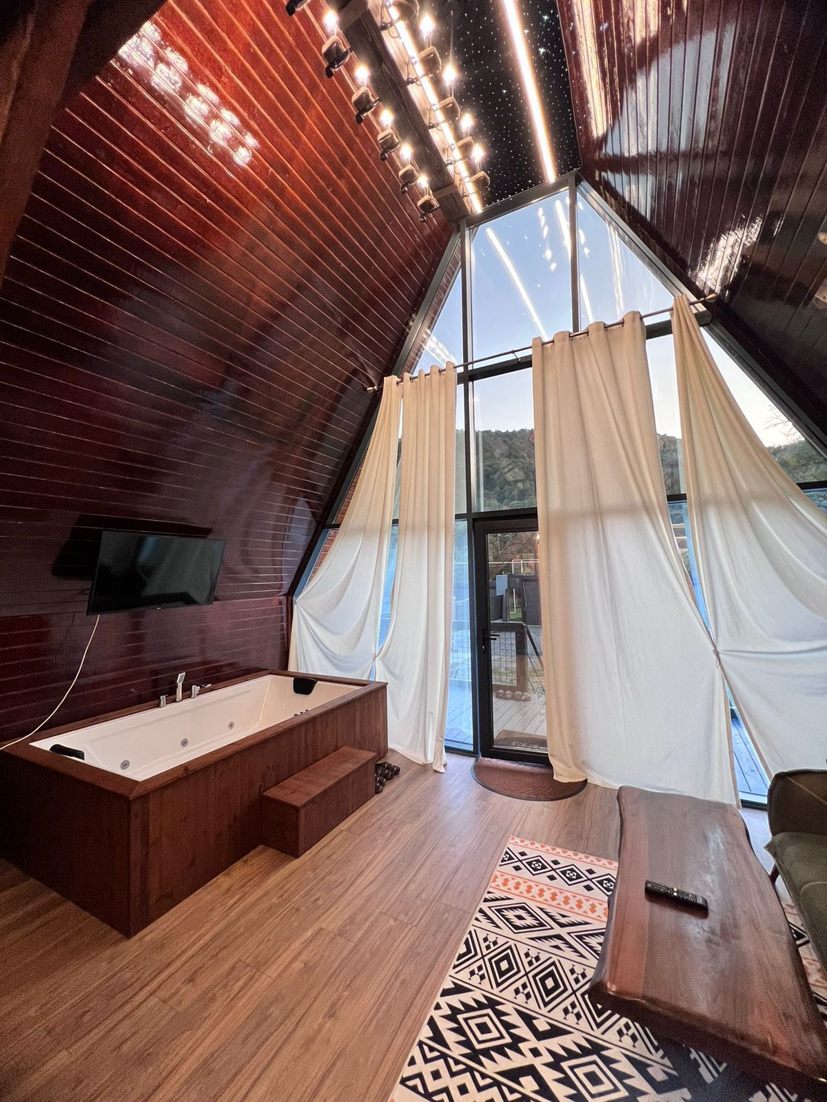 Deluxe Bungalow, Balcony, Mountain View | In-room dining