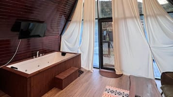 Deluxe Bungalow, Balcony, Mountain View | In-room dining