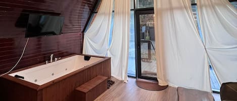 デラックス バンガロー バルコニー マウンテンビュー | 客室内のダイニングエリア